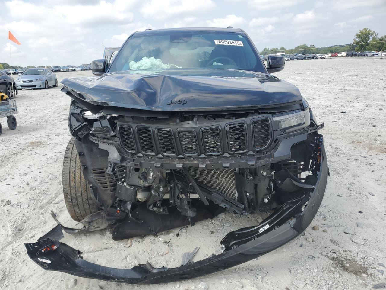 جيب كراند شيروكي فئه بلاك توب موديل 2024
السيارة اليوم وصلت للحرة بلأردن معرض ٢١ 
محرك شغال الفيديو مرفق بالمنشور 
سيارة تو ويل 5 راكب 
محرك ٦ سلندر 
مواصفاتها مبينه بصور 
تدخل  كمرك 
تدخل كتاب شهداء 
عنوان المنصور شركه الاسطورة قرب مطعم كباب حجي محمد 
السعر المطلوب 219$ 
***********
***********
