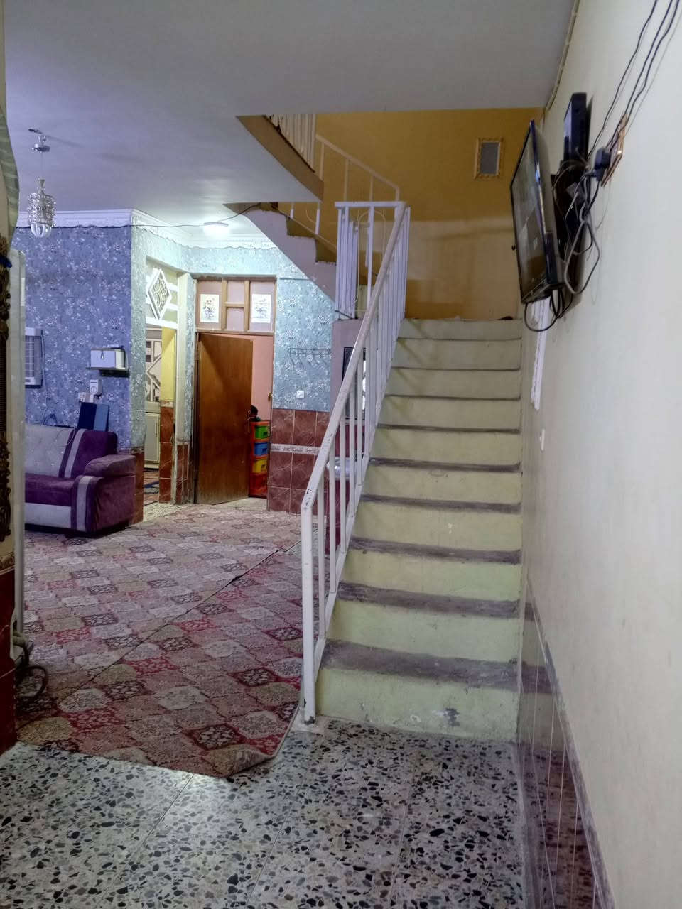 السلام عليكم بيت للبيع حي طارق شارع الوسط قرب حسينيه ابو صالح مساحه 175متر سعر 150وبي مجال *********** طابو صرف
