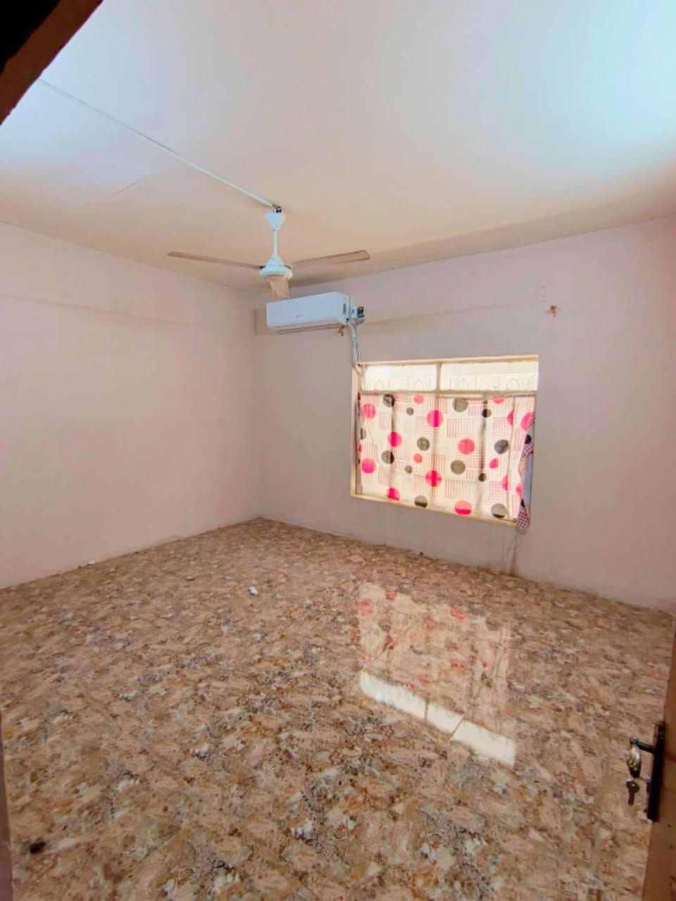 #مكتب جنة العراق للعقارات 

دار  سـكنـي للبيع طابق واحد وفوق

وبيتونه بناء 

#الموقع :- فـي كركوك  حـي الخـضـراء خلف مدرسة الجوادين 

مـــلاحظه الدآر بناء نضيف جدا

سنة البناء 2013 

موقع مميز جدا

المسـاحة   200 م

واجهة 10 م 

نزال 20 م 

السـعـر. 170 مليون مع المجال والله بلاش بلاش 

التفاصيل 

ط1 استقبل وهول داخلي ومطبخ وغرفة نوم عدد2
ومجمع صحيات عدد ٢ وكراج وحديقة 
وبيتونا 

——————————————————

❤️ العقار #حصرًا لدى مكتبنا 
⚜️بأمكانكم عرض عقارتكم لدينا سواء كانت #بيــع أو #أستثـمار 
 
مكتبـــ جنــة الـعـراق 

للاستثمار والتطوير العقاري معكم نحو الافضل للإستفسار
يمكنكم مراسلة الصفحة 

اوالاتصال ***********
****************************

* نستقبل جميع عروضاتكم السكنية 🏠 والتجارية 🏡 بكافة مناطق كركوك  

للمزيد من المعلومات مراجعة مكتب جنة العراق للعقار 

حي الــــــواسطـــي 

في السايدين اذا عة الرشيد مجاور مسجد نور الدين الزنكي قبل مول حجي زياد 

او الاتصال على 

📲  ***********
