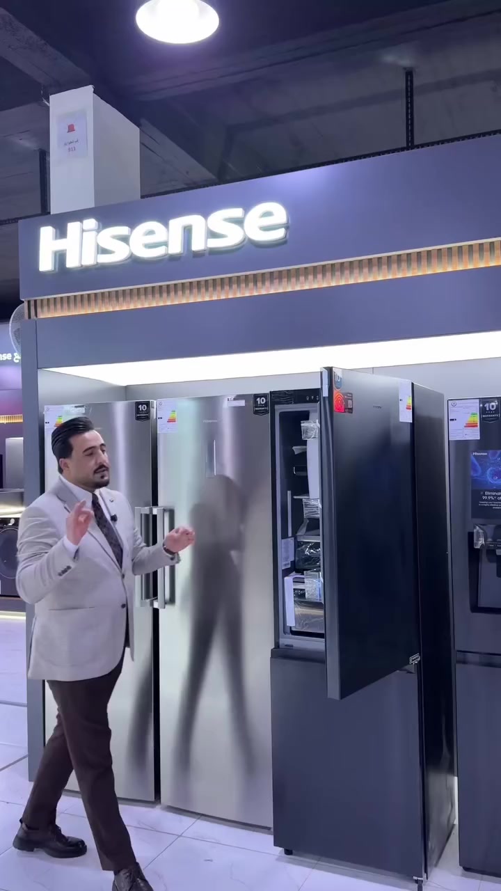 ثلاجة هايسنس (Hisense) هي ثلاجة عصرية ببابين ومجمّد سفلي، توفر سعة إجمالية تبلغ حوالي 370 لتر، مما يجعلها خياراً ممتازاً للعائلات. تتميز بتقنية الانفرتر الموفرة للطاقة (Inverter Compressor)، نظام نو فروست (No Frost) لمنع تكون الجليد، وتصميم فضي أنيق مع أداء هادئ. 
Giga iraq
Giga iraq
 +2
أبرز المواصفات والمميزات:
نوع الثلاجة: بابين (باب علوي للثلاجة وباب سفلي للمجمّد/الفريزر).
السعة: سعة واسعة تصل إلى 370 لتر، تناسب احتياجات التخزين العائلية.
تقنية التبريد: نظام Total No Frost لتبريد متساوٍ ومنع تكون الثلج تماماً.
الضاغط: انفرتر (Inverter) يوفر استهلاك الكهرباء، يعمل بهدوء، ويطيل عمر الثلاجة.
التصميم: هيكل فضي عصري، مع أدراج واسعة للخضار والفواكه ومزودة بتحكم بالرطوبة.
إضافات: إضاءة LED داخلية، وتحكم إلكتروني في درجة الحرارة. 
Giga iraq
Giga iraq
 +2
تعتبر هذه الثلاجة من الخيارات العملية والمحبوبة التي توفر توازناً بين السعة الكبيرة والأداء المتطور.
#معرض لورنس للأجهزة الكهربائية
وكيل معتمد لأفضل الماركات:
HITACHI • Hisense • DLC • gorenje • Fakir • BiSSEll
العنوان📍: الموصل – حي الوحدة –قرب جامع الصابرين
للطلب والاستفسار الاتصال ع الارقام التالية :
كورك / ***********
اسيا  / ***********
