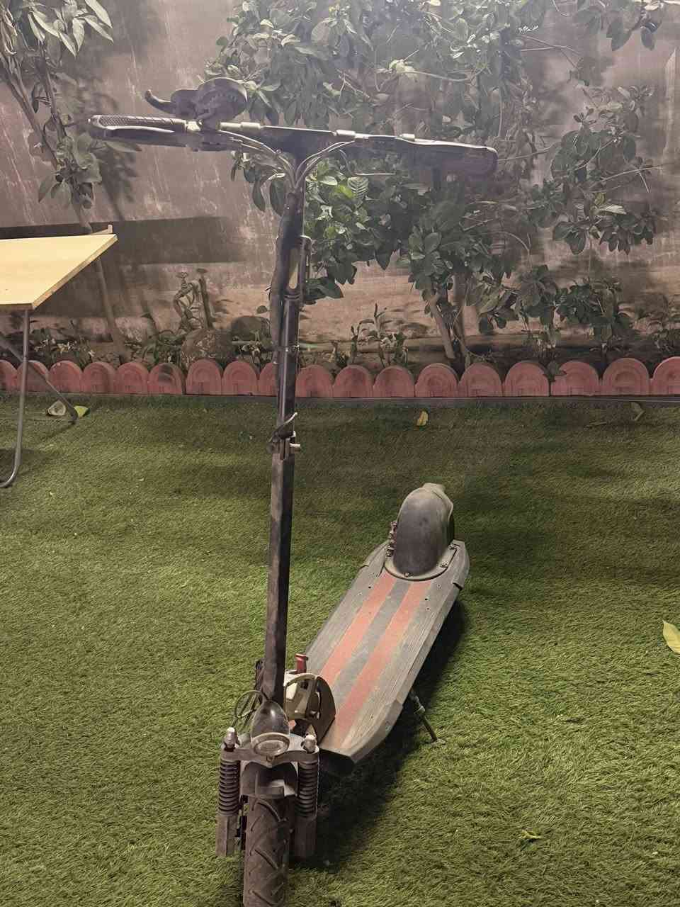 سلام عليكم  سكوتر كهربائي للبيع  يتحمل وزن 150 كيلو سكوتر نضيف اشتريتة و ضميتك يحتاجلة فقط بطارية هورن لايت تايرات جوب  ليس كثير من انضمة القيادة و شاحنتة موجودة للاستفسار:•*********** متواجد واتس العنوان زيونة شارع الربيعي
