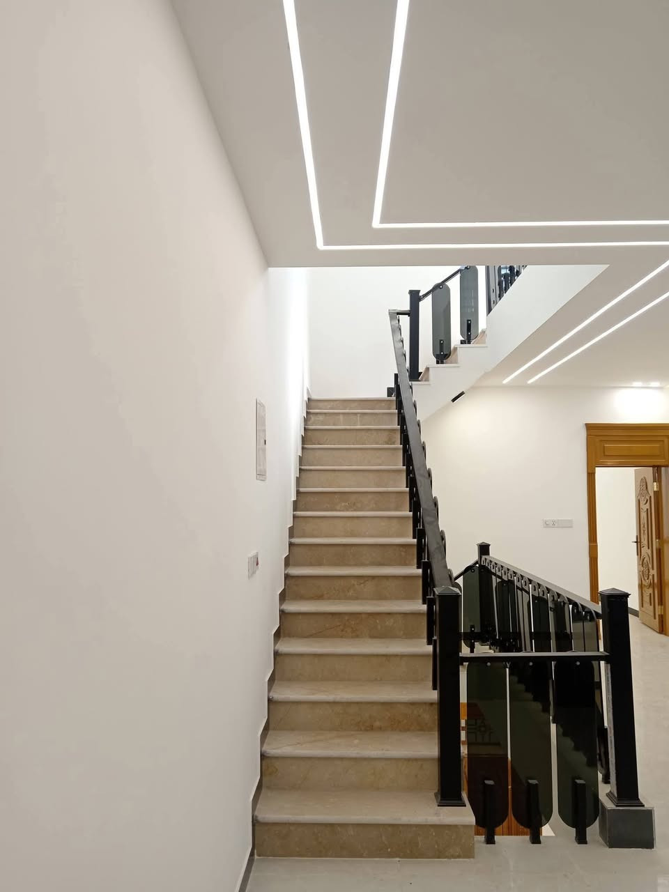 دار للبيع 100 متر شارع 10 على ساحه   حي السلام خلف  الاربع سايدات  بناء حديث غير مسكون طابقين يحتوي على 3 غرف وصالتين ومطبخ واستقبال وصحيات داخليه وخارجيه بناء درجه اولى 

__العنوان /النجف الاشرف _حي العدالة _شارع المستوصف 
 
نستقبل جميع العروض التجارية في كافه احياء النجف اداره مكتب الميار للعقار 

🟨للاستفسار الاتصال على الرقم التالي او مراسلة الصفحة 
 
📞 عباس الجنابي ***********
📞عباس هاتف الشايب ***********
