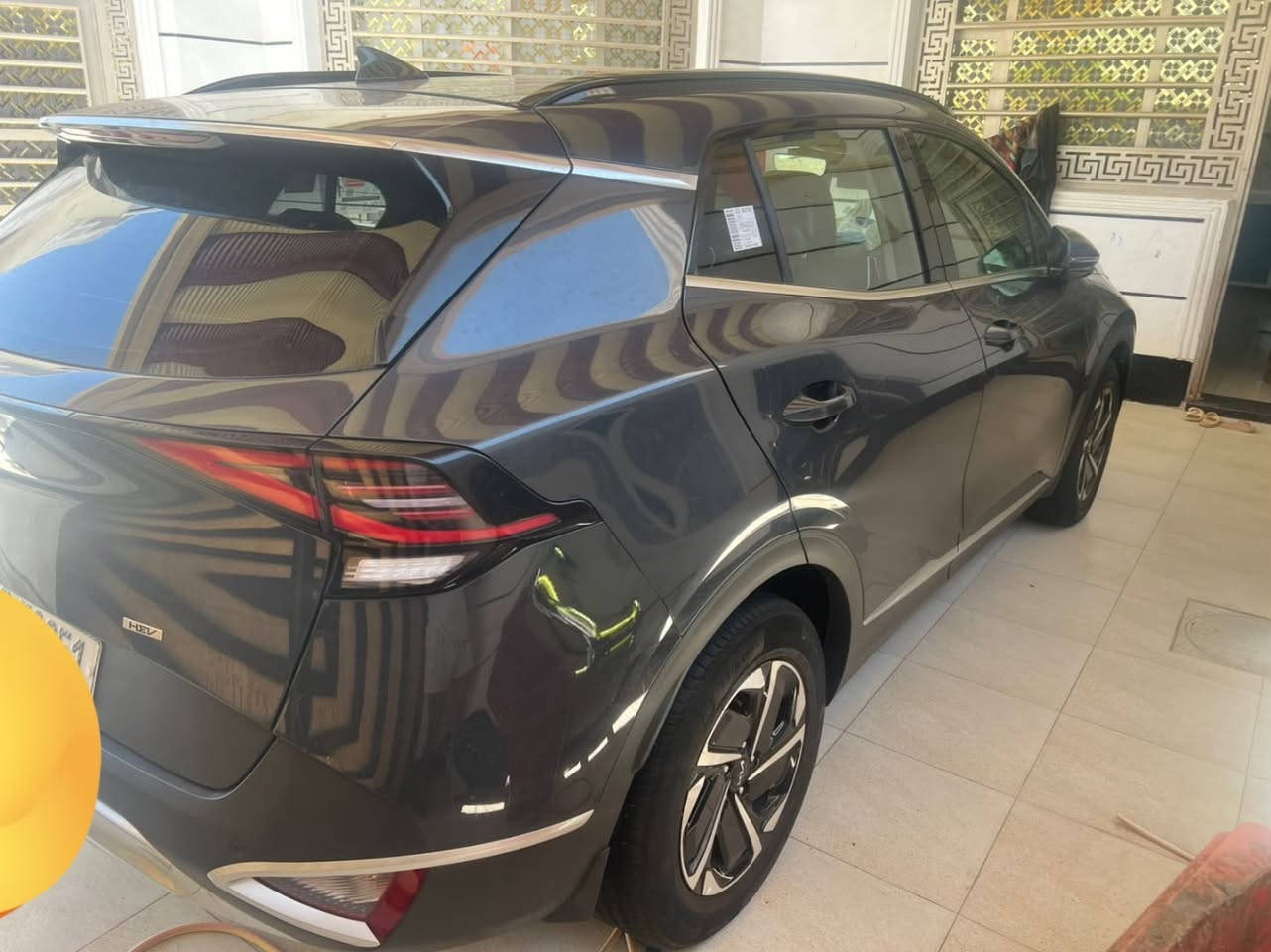 🚘 Kia Sportage 2025 زيرو 
السياره استلام مصرف راعيها مايسدد بدون تحويل رقم وسنويه بغداد

Hybrid بانوراما – المواصفات

⚙️ المحرك والأداء:
محرك 2000 CC DOHC اقتصادي هايبرد.
قوة ممتازة مع استهلاك منخفض.
ناقل حركة أوتوماتيك 6 سرعات.
Drive Mode مع 4 أنظمة قيادة (Eco / Sport / Comfort / Smart).
🌟 المميزات الداخلية:
فتحة سقف بانوراما واسعة.
شاشة وسطية لمس 12.3 إنش مع Apple CarPlay و Android Auto.
شاشة عدادات رقمية متطورة.
 كرسي كهرباء للسائق والجهة الثانية .
تحكم كامل من الستيرن (بلوتوث، مثبت سرعة، أوامر صوتية).
إضاءة محيطية داخلية LED.
بصمة تشغيل + بصمة دخول ذكي.
صندوق كهرباء خلفي.
Two Color (داخلية/خارجية مميزة).
🛡️ أنظمة الأمان:
حساسات أمامية وخلفية + حساسات 360 درجة.
كاميرات محيطية عالية الدقة.
نقاط عمياء + إشارات بالمرآة الجانبية.
رادار أمامي مع تنبيه مغادرة المسار.
المحافظة على المسار + مساعد القيادة.
فرامل ABS + مانع انزلاق + أوتو هولد.
المظهر الخارجي:
أضوية أمامية وخلفية LED كاملة.
العجلات 19اتصال ***********

