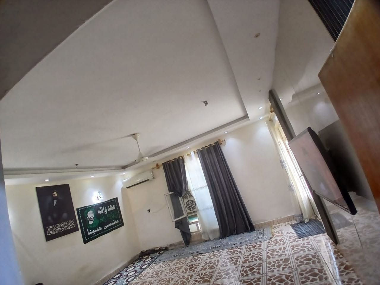 السلام عليكم

بيت للبيع طابو صرف المساحة 206 متر طابق واحد

استقبال و مطبخ و صالة و غرفتين نوم

حمام وتواليت داخلي \ حمام وتواليت خارجي

العنوان: حسينية الراشدية - مسقط - شارع العقيد علي / قرب حسينية الحسن المجبتى

السعر: 95 مليون وبيه مجال

رقم التلفون: ***********
