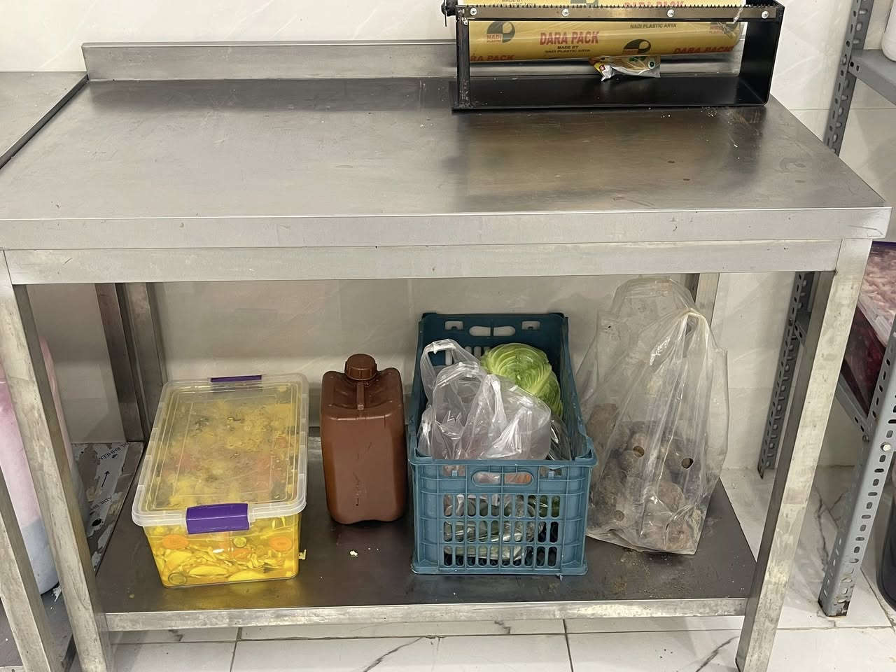 سڵاوی خوای گەورەتان لێبێت

بەرادی سێ دەرگا 

بەرادی مقەبيلات گەورە 

دوو مێزی لۆک  ئەلەملیۆمی رەش بەرز١.٧٠ / پانی  ١ مەتر/دریژیان ٢،٢٥ 

تەباخی دوو چاوی ستیل

مێزی ستیل 

مەخسەلێک  ١،٥٠ 

هەموو شتەکان  لۆک لۆکن 

***********

هەرکەسێک ویستی لەخزمەتیام
