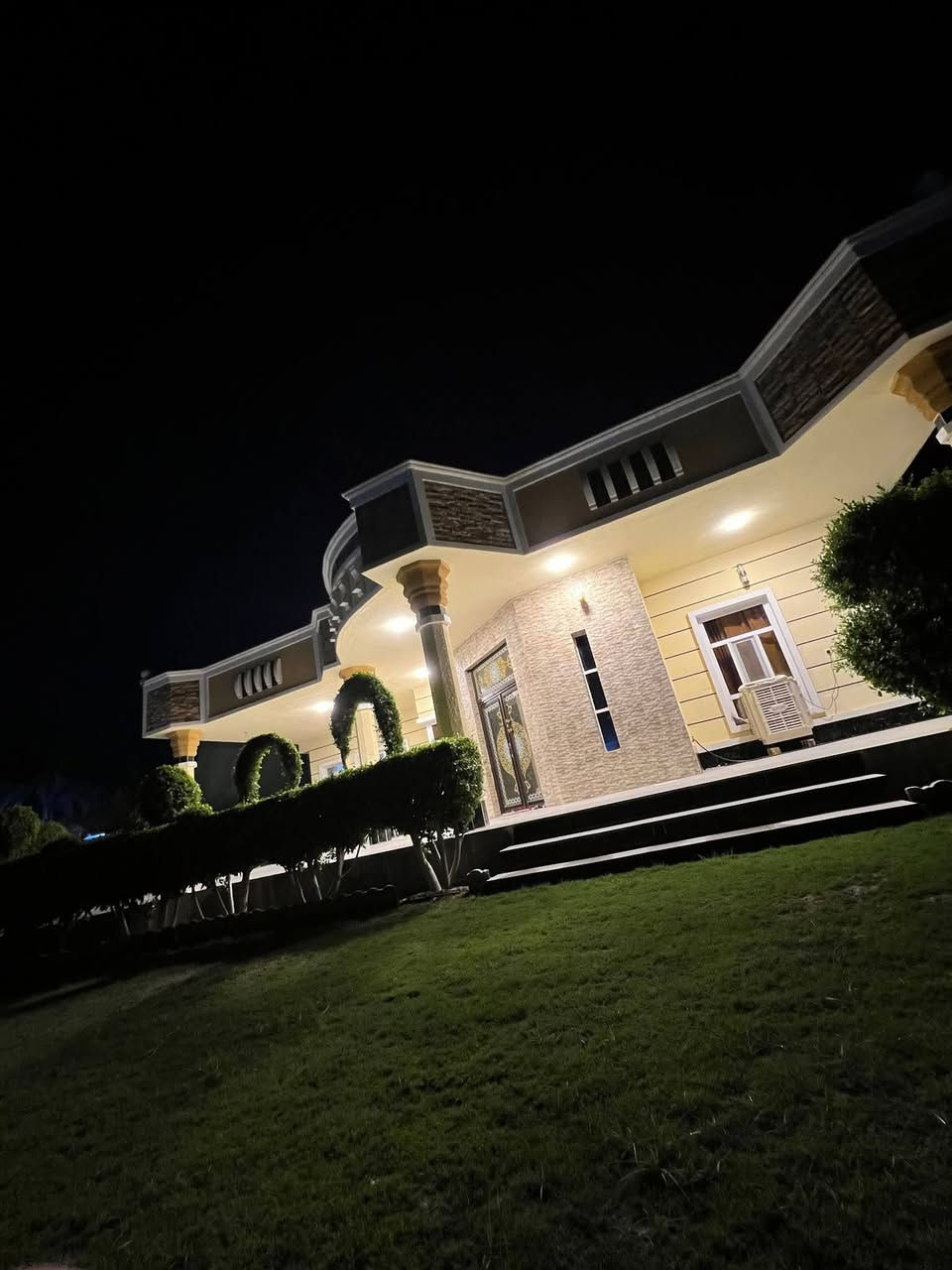 بيت طابقين للبيع في الحبانية حي العمال شارع البفتيخان 
مساحة الارض 1350 متر مساحة البناء 250 متر
يحتوي على 4 غرف نوم 2 منهم اسويت 
استقبال 8* 4/5
هول 5* 4/5
صاله عدد 2    5*8
مطبخ 5*4/5
حمام عدد 4
ارضيه الطابق الاول مرمر 
الطابق الثاني بورسلين 
سقيفه على طول الكراج 21 متر 
اشجار مثمرة 
السعر 185 بي مجال 
لمزيد من المعلومات الاتصال على الرقم
***********
***********
