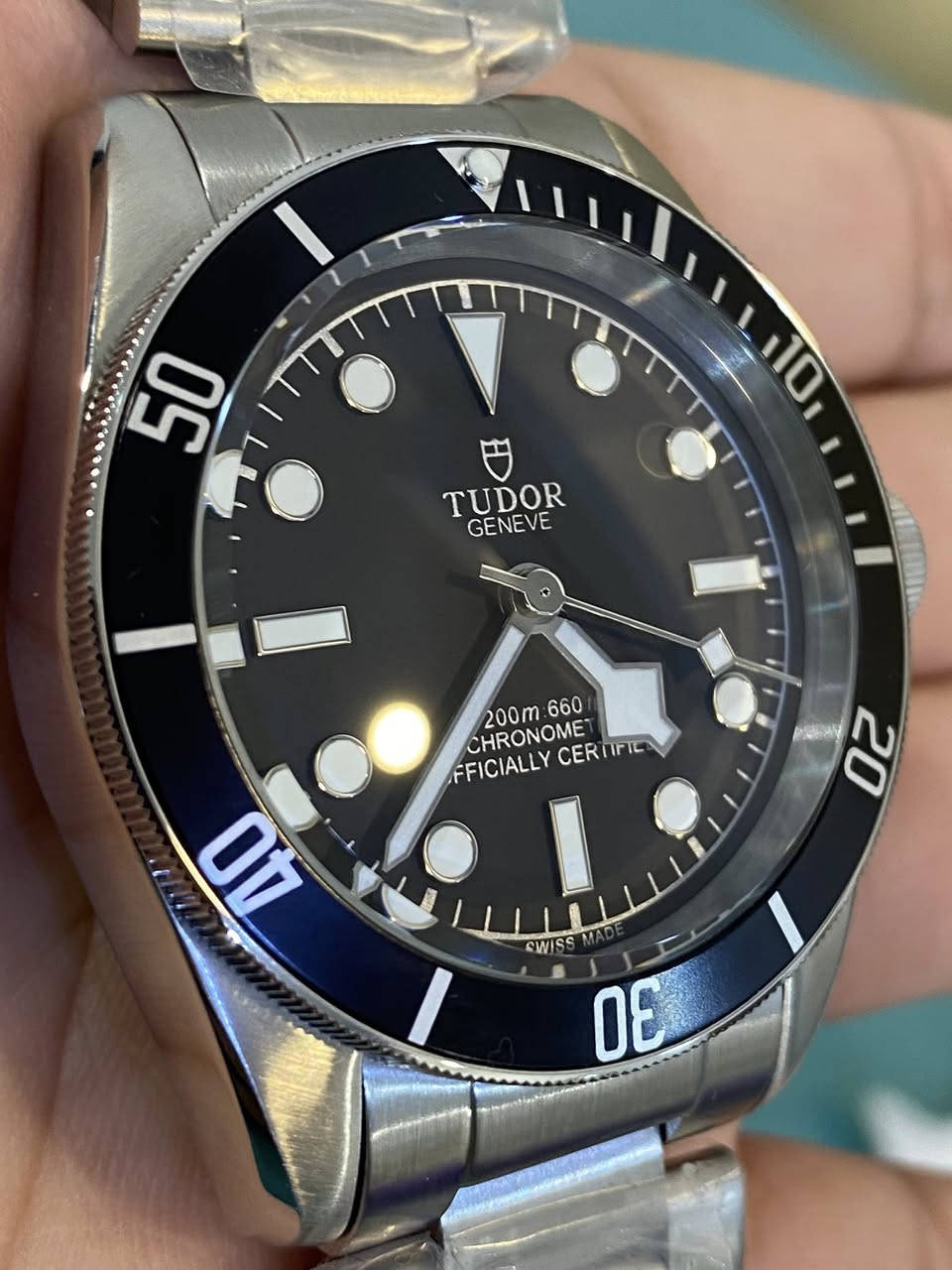 ساعة Tudor Black Bay (تيودور بلاك باي)
تعمل الساعه بحركه اوتوماتيكيه .

بقطر 41 مم وهي مصنوعة من الفولاذ المقاوم للصدأ.

مقاومة الماء: تصل إلى 200 متر (660 قدمًا)، مما يجعلها ساعة غوص احترافية.

إطار دوار أحادي الاتجاه مع قرص مدرج بـ 60 دقيقة من الألمنيوم المؤكسد الأسود.

ميناء أسود مقبب مع مؤشرات مضيئة.


**إذا كنت صاحب هذا الإعلان وتريد حذفه لأي سبب، رجاءا أرسل رسالة إلى الدعم الفني**