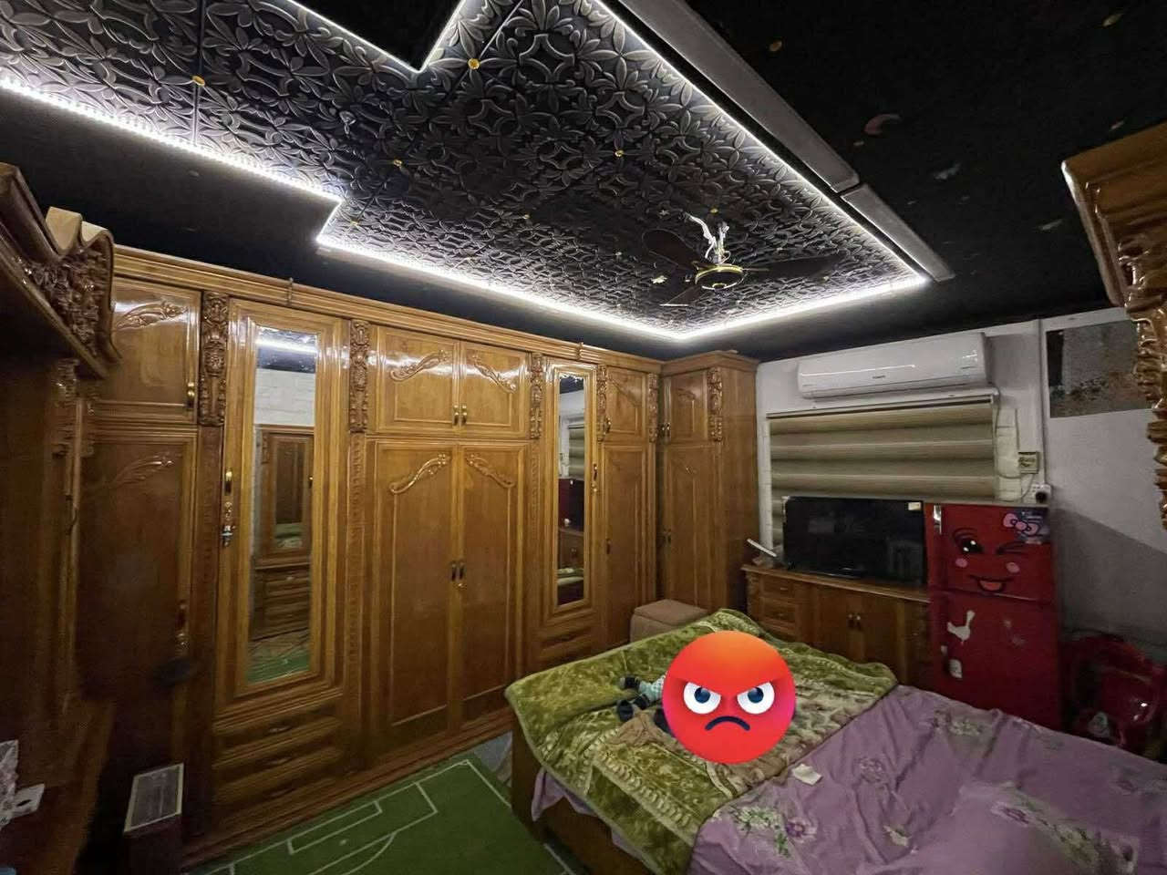 بيت مساحة 144 مدينة الصدر شارع الفلاح قطاع 40 يحتوي استقبال وطارمة وهول 4 غرف نوم مطبخ عدد2 حمام 3 بناء تسعينات ***********
