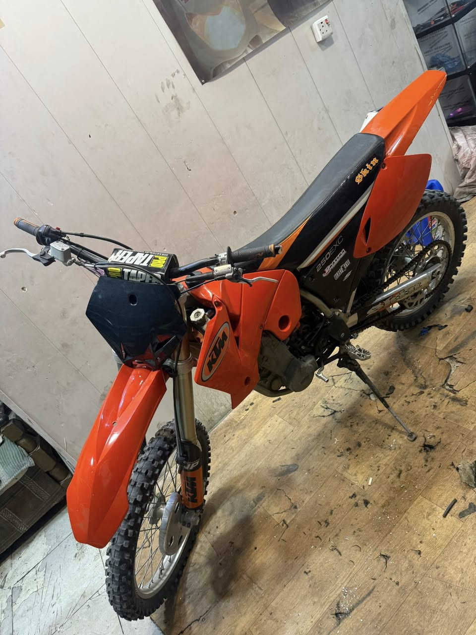 سلام وعليكم قفاز KTM ولفات لبيع مكينه 250دراجه حلوه ونضيفه شوفت عينك وله واصله فيتر دراجه جديده مكفوله كفاله عامه من كلشي نكره لصبح ماشالله بس بيه كسر بل جاملغ لخلفي وسويته موجود عندك بل فديو واضح دراجه رايده ٢٨  ورقه وبيه مجال ستفسار اكثر موجود خاص وهاذا رقمي *********** مكاني بغداد الاعظميه
