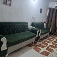تخم 10مقاعد كرويتات 3 وكراسي2 بس وحده من الكرويتات اليده خالعه من مكان...