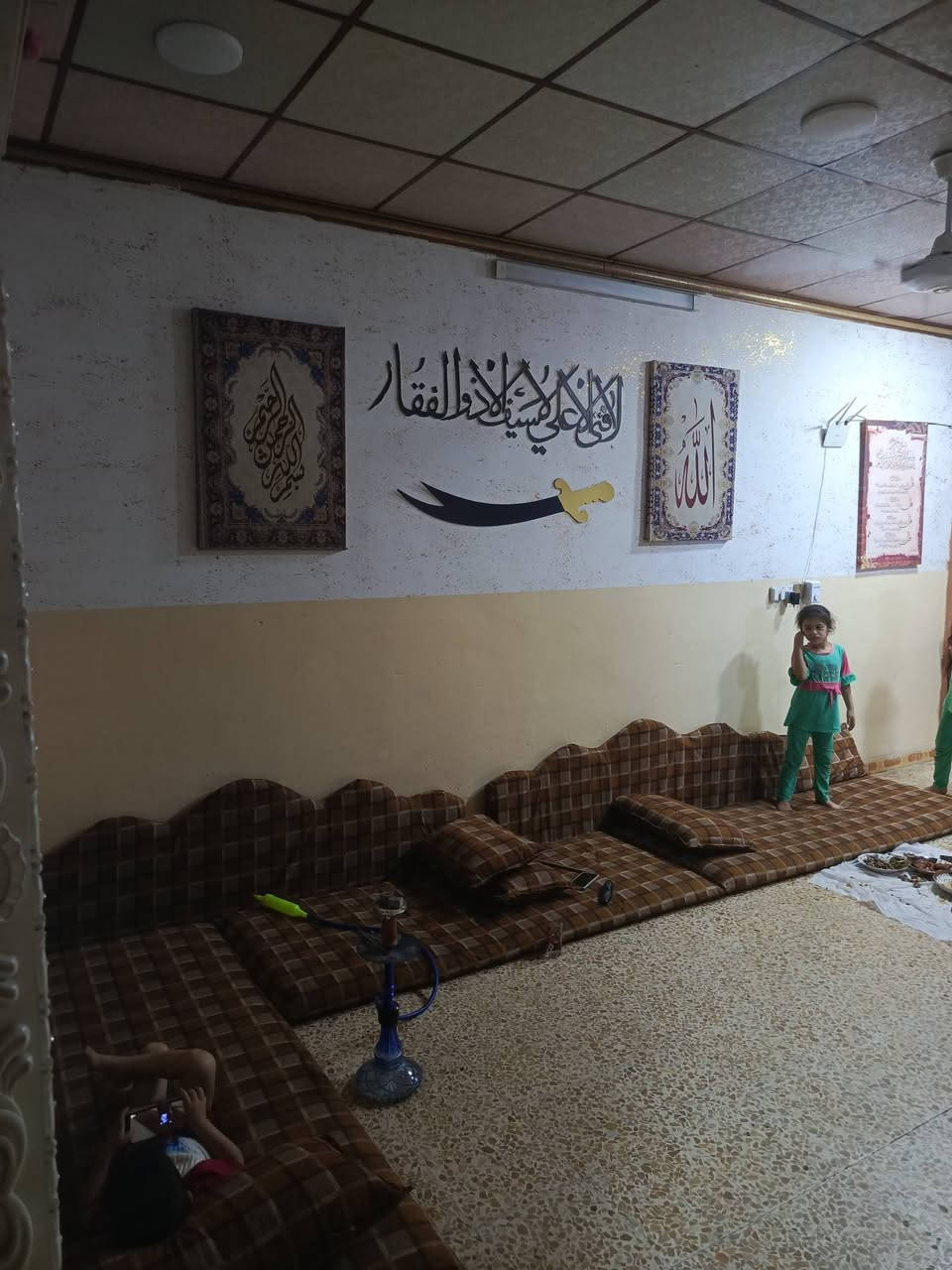 دار للبيع في حي الانتصار شارع 60 فرع صيدليه الميار المساحه 100متر ملك صرف طابوا الاتصال على الرقم ***********
