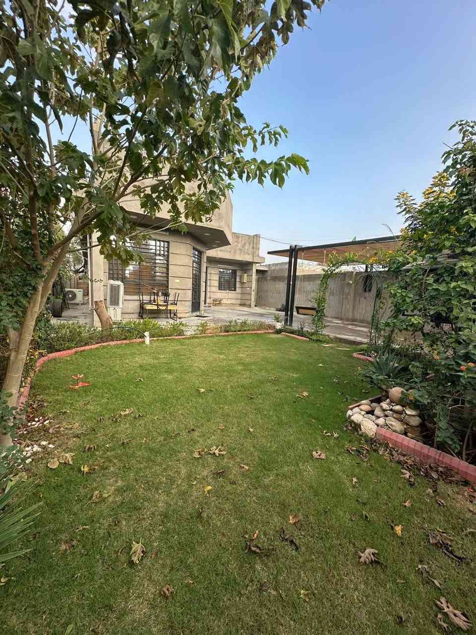 السلام عليكم
بيت مساحة ٤٨٦ 
مساحة البناء ٢٦٠
بناء بلوك كلر
متوفر خدمات ماء وكهرباء 
سند ٢٥ 
بناء ٢٠٢٣
غرفتين نوم 
حولي ٤-٧ 
هول ٥-٧
مطبخ حار ٣-٤
مطبخ بارد ٤-٦
استقبال ٤-٨
بيتونه كبيره٧×٤
كلدور كبير 
كراج يتسع ٥ سيارات
حديقة كبيرة 
البناء وسط القطعة 
سعر ١٩٠ قابل للتفاوض مع الاثاث او بدونه
الشراي يتصل 
***********

جسر ديالى القديم_منطقة العريفية
للاستفسار الاتصال ع صاحب البيت مباشرتا لاتعلق ولا ادز خاص لان اني ماعندي معومات اكثر.وشكرا جزيلا
