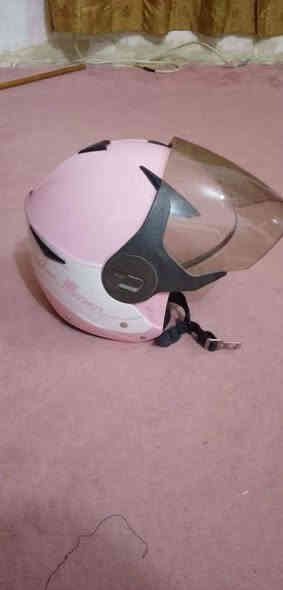 خوذه للبيع نضيفه كلش جامه ونضارات داخليه سعره 30 قفله العنوان سوق الشيوخ ***********
