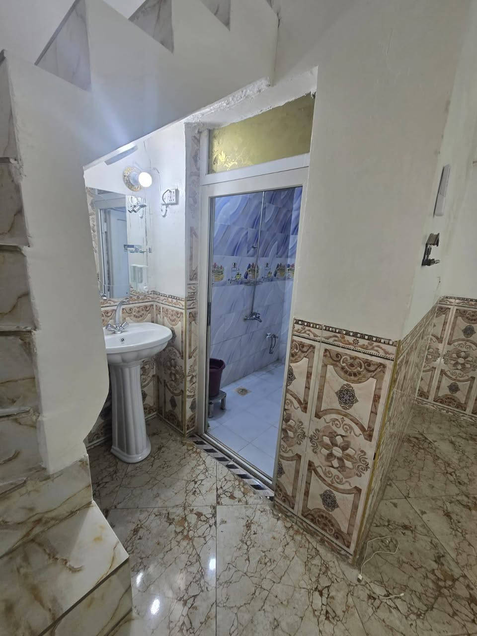 السلام عليكم 

دار للبيع 
حي الزهور
قاطين
المساحه 105 م 
تفاصيل المشتمل 
الارضي يحتوي ع 
صاله +استقبال + مطبخ 
القاط الاول يحتوي ع غرفتين نوم+وترك 

للاستفسار الاتصال ع الرقم 
  ***********
