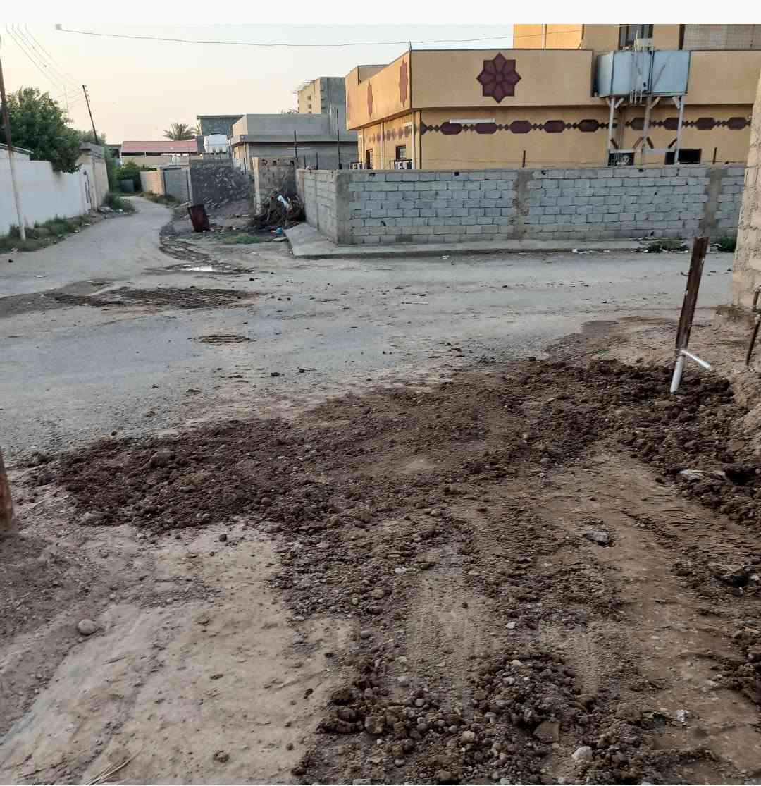 ♕♕ للبيع ♕♕
قطعة أرض سكنية مساحتها ((  300 متر )) القطعة تم بناء وأنشاء بيت هيكل من البلوك بناء جديد ومتكون من ♕ غرفتين نوم كبيرة مع سويت داخلي @ حمام @ لكل غرفة نوم ♕ + ♕ هول داخلي كبير ♕ + ♕ مطبخ واجهة أمامية ♕ + ♕ أستقبال كبير واجهة أمامية ♕ +  حمام داخلي ومغاسل مرافق صحية ♕ الهيكل الأساس رباط أرضي مسلح أرتفاع (( 80 * 40 )) بالأضافة بناء الهيكل أرتفاع (( ٣ متر / و /٤٠ سنتمتر ))  ♕ ويوجد ماء رسالة + كهرباء بالقطعة ♕ وشارع عام بينه وبين مدرسة حراء الأبتدائية المختلطة @ ونهر الأسحاقي أمامها ♕ + ♕ مغاسل خارجية بالحديقة + حديقة ♕ @@@@
♕ العنوان ♕
♕ محافظة بغداد @ قضاء الطارمية @ ناحية المشاهدة @ مقاطعة / ١٣ / ضبات @ قرية مدرسة 🏫 حراء الأبتدائية المختلطة @ ومجاور جامع النذير ♕ ومدرسة حراء الأبتدائية المختلطة ♕♕
للسؤال والأستفسار الأتصال عل الرقم (( *********** )) و (( *********** )) مع صاحب الدار 
♕ ناظم صبار سمير الشبلاوي المشهداني  ♕
♕ الموافق / ١٠ / ٦  / ٢٠٢٦ ♕
@@ ومن الله التوفيق @@@
