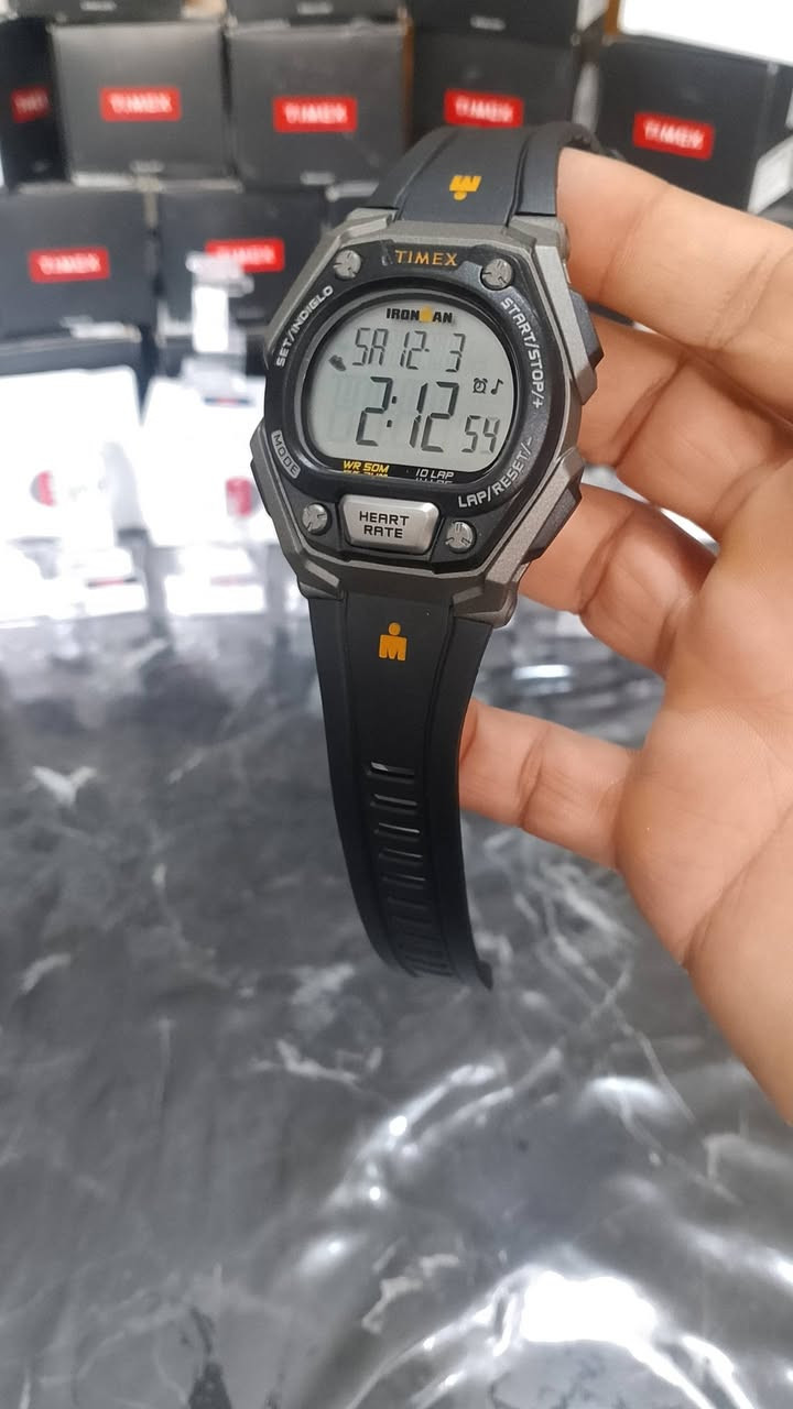 Timex Ironman Classic Heart Rate (HRM)
جديد وكالة مع العلبة والملحقات 
تتميز هذه الساعة بالعديد من المواصفات والميزات المصممة للرياضيين وأنماط الحياة النشطة. 
مراقبة معدل ضربات القلب: تتميز بميزة مراقبة معدل ضربات القلب والنشاط اليومي بسهولة اللمس. 
مقاومة الماء: مقاومة للماء حتى عمق 50 مترًا (160 قدمًا). 
الإضاءة الخلفية: مزودة بإضاءة خلفية INDIGLO لسهولة القراءة في الظلام. 
تتبع النشاط: تتضمن عدادًا يوميًا للخطوات والسعرات الحرارية والمسافة. 
الميزات الرياضية: تحتوي على كرونوغراف (ساعة إيقاف) مع ذاكرة لـ 30 لفة، ومنبه، ومؤقت تدريب. 
التصميم: تأتي بعلبة من الراتنج (حوالي 43 ملم) وحزام من الراتنج أو السيليكون الأسود المريح. 
البطارية: تعمل بالبطارية ولا تتطلب شحنًا يوميًا، مع غطاء للبطارية في الخلف لسهولة التبديل.


**إذا كنت صاحب هذا الإعلان وتريد حذفه لأي سبب، رجاءا أرسل رسالة إلى الدعم الفني**