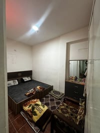 كرادة شارع ٦٢ • قريبة جامعة الإسراء • مؤثثة