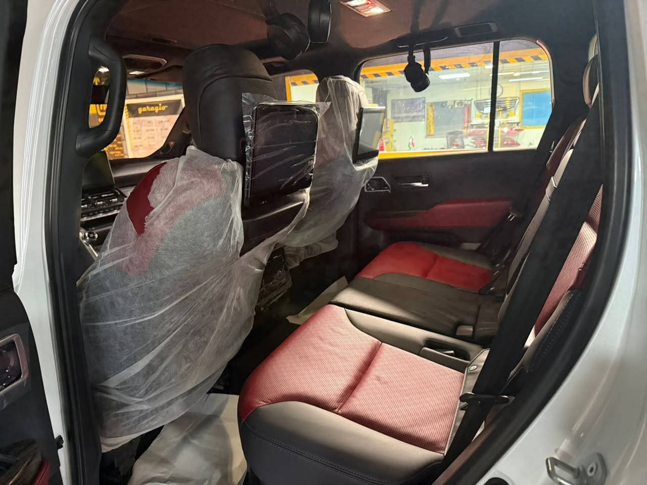 السلام عليكم 

لاندكروز   🇯🇵🇯🇵 

موديل ٢٠٢٢ تون توربو 🚀 vxr فول الفول اعلى مواصفات 

ماشيه 40  الف كيلو 

شركه ساز صفر اربيل 

🛑 بصمتين شركه 
🛑 سلايت 
🛑 رادارات 
🛑 شغال 
🛑 كاميرات ٤ 
🛑 سستم صوت jbl
🛑حساس ٣٦٠ درجه 
🛑 زراك لايت 
🛑 شاشه كبيره 
🛑 كشنات جلد احمر بلاد 
🛑 داتا شوً
🛑كشن حار بارد 
🛑 شاشات خلفيه بلاد 
🛑 ٢ كشن كهرباء 
🛑 صندوق كهرباء 
🛑 ثلاجه 
🛑 وباقي مواصفات المعروفه 

رقم اربيل الجديد بشرط التحويل 

السياره مكفوله كفاله عامه 

السعر ٧٤٠  ورقه 💵💵 مجالها بسيط لان سعرها مناسب

مكانها اربيل 

*********** ☎️☎️
