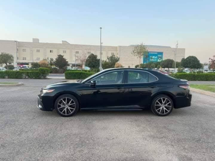 كامري SE 2021 للبيع
اخذتها كلين 

المواصفات :

1- تحكم ستيرن صفحتين 

2- كروز سرعة

3- قياده اليه ( تحديد المسار ) 

4- رادار امامي (180درجه )

5- شفتات سرعة

6- شاشة تحكم الاعطال 

7- شاشه أندرويد كبيرة 

8- كشنات جلد لون صحراوي + مقعد السائق كهربائي 

9- الايت زنون بلادي ( الناصي + العالي + الكشافات )

10- حساس عطل الإطارات 

11- حساس وقوف الي لمنع التصادم اثناء القيادة 

12- مدخل شحن( تايب سي + USB 3 )

13- ويل كب كروم رياضي

14- عداد السيارة 100 الف ميل

15- رقم شمالي (اربيل) الشكل الجديد 
ضررها ع أيدي جاملغ وبنيد
 والجهة ع يمين صبغ بين البابين أثر شخط متوفر صور الحادث بسيط وصطحي

السعر 164 جوه السوك مستعجل ع بيع

16-السيارة باسمي  السنوية ٢٠٢٨ تحويل ثاني يوم

للاستفسار الاتصل بالرقم او المراسلة على WhatsApp

***********

مكاني كركوك
