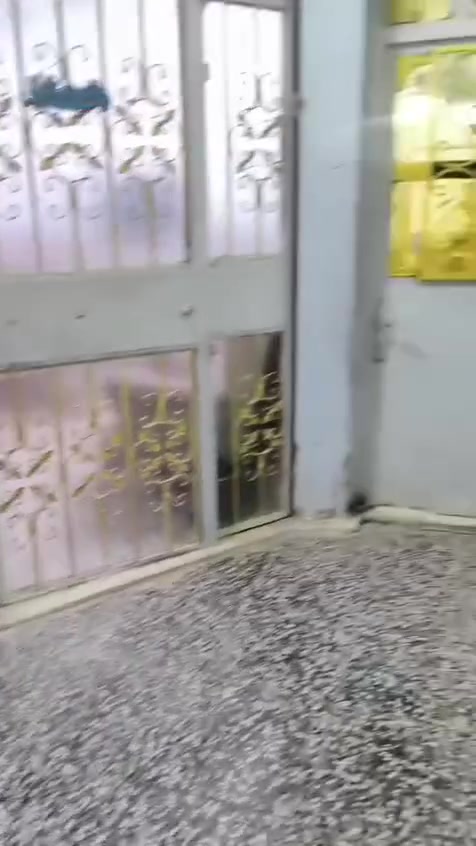 بيت للبيع قرب تقاطع سبع قصور ثاني فرع عن التقاطع وثاني بيت على الشارع ٨٠ متر عالي جدا عن الشارع استقبال وصالة ومنور غرفة جوة وغرفة فوك + سطحين اشتايكر كامل السعر ٦٥ ***********
