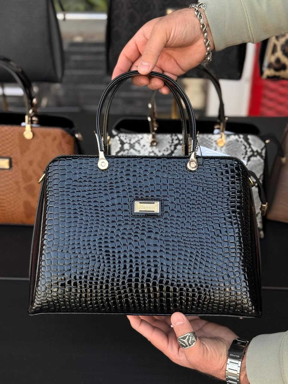 حقيبه ملكيه # قطعه فخمه كلش حجم كبير ثلاث خانات مفصولات #شغل درجه اولى #الكميه كلش كلش قليله بقت #للححز ***********
العنوان محافظ واسط قضاء الحي نهاية شارع الشيخ
