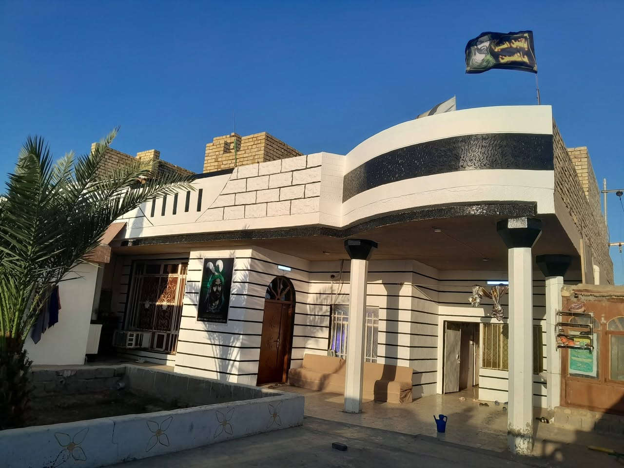 السلام عليكم ورحمة الله وبركاته 
بيت طابقين ركن طابو صرف للبيع تبلغ مساحته ٣٢٢ متر 
الواجهة ١٤ والنزال ٢٣ يحتوي على غرفتين نوم + صالة + هول + كلدور + استقبال ٦ متر / الطابق الأرضي 
الطابق الثاني يحتوي على ٤ غرف نوم + صالة هيكل واصل لحد الصب . البيت بناء طابوق 
العنوان السعادة شارع قاعة المناسبات خلف المدارس نهاية شارع البزل 
للإستفسار الاتصال على الرقم 
( *********** )  أو ( *********** )
