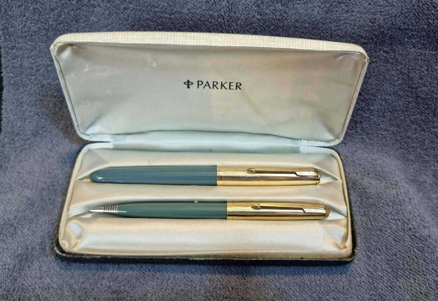 تحية طيبة  ،،،
#سيت_اقلام_باركر_51 PARKER  
             الصنع  : امريكي #اصلي  ، MADE IN USA  ، 
       #جديد غير مستخدم  ، إنتاج #قديم  ، بالعلبة #الأصلية  ، 
           حبر + رصاص  / تغليف #ذهب  ، GOLD Filled  ، 
                  سلاية مصنوعة من الذهب عيار  14K  ، 
                  لون #رمادي #لم_ولن_يتكرر نادر جدا  ، 
* السعر : 385 الف   ، 
* يوجد توصيل  .


**إذا كنت صاحب هذا الإعلان وتريد حذفه لأي سبب، رجاءا أرسل رسالة إلى الدعم الفني**