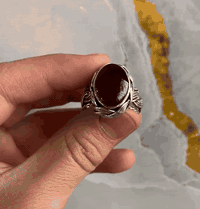 السلام عليكم خاتم عقيق يماني كبدي اصلي شرط الفحص والضمان بصياغة يدويه عراقيه احترافيه الوزن ثقيل كل تفاصيل الخاتم بالفيديو قياس الخاتم (26-27) لا يوجد توصيل مكاني بغداد للبنوك ***********
