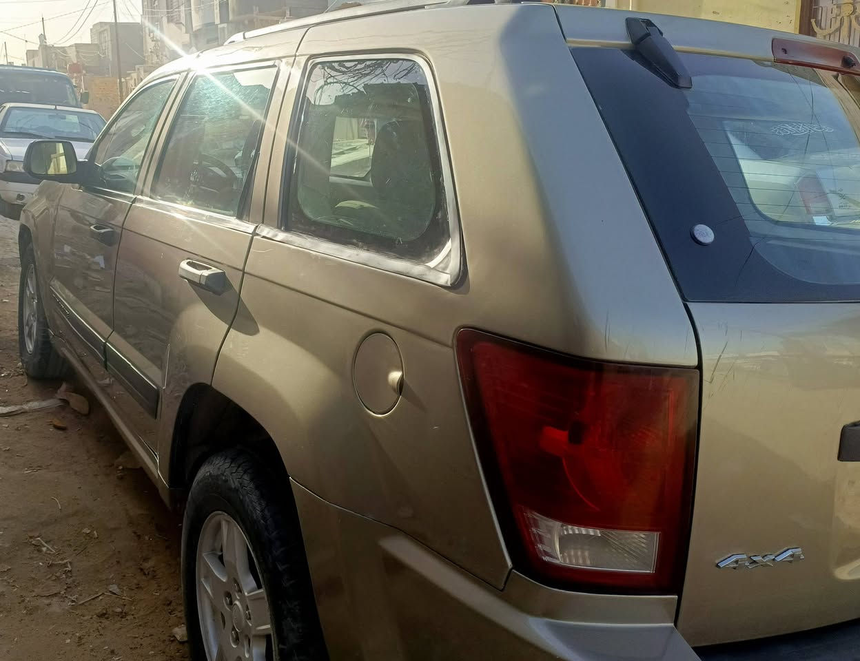 السلام عليكم جيب شيروكي موديل ٢٠٠٥ رقم بغداد سياره ٥ راكب مكينه ٦ مصبوغه صبغ  عام جماليه مكفوله من الضربه بس مكينه بيه خيط بخار  مكانه نجف سعره ٧٠ وبيه مجال ستفسار ***********
