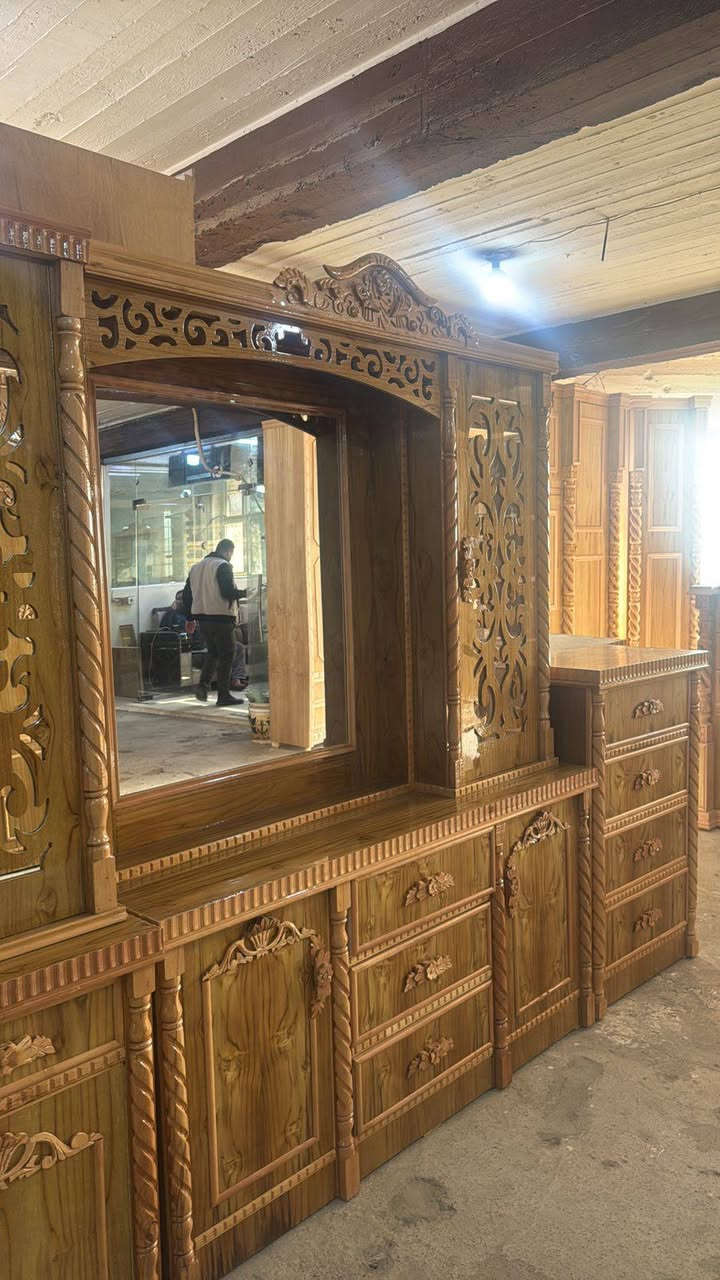 السلام عليكم ورحمه الله.يوجد غرف نوم شغل درجه اولى
واسعار مناسبه جدآ . الاستفسار اتصال ***********
