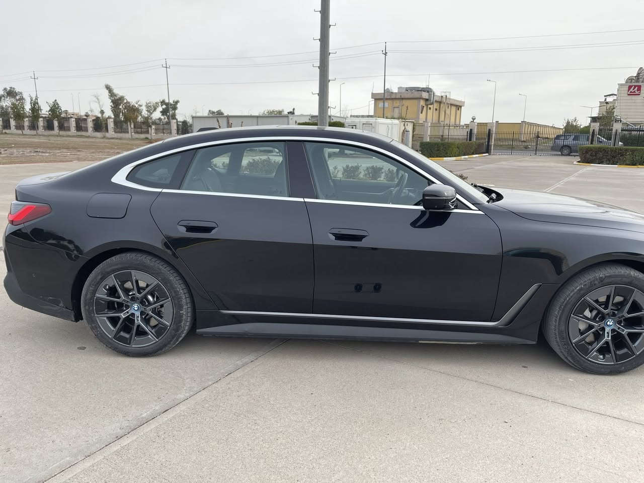 للبيع

BMW i4 eDrive35 

موديل 2024 

السيارة كهرباء بلكامل 

ماشية - 15665الف

.

‏‎بطارية ليثيوم ايون بسعة البطارية 84 (KWH) تقطع في الشحنة الواحدة ما يقارب الـ 500 كيلومتر

‏‎مدخلين شحن AC / Dc

‏‎الاضافات:

‏‎• فتحة سقف

‏‎• هاند بريك كهرباء مع نظام اوتوهولد

‏‎• عدة انظمة قيادة: Comfort / Sport / Eco Pro 

‏‎• هاند بريك كهرباء HOLD AUTO

‏‎• مقاعد جلدية فاخرة: كهربائية مع ذاكرة تخزين وضعية الجلوس

‏‎• تزيينات كاربون فايبر داخلية

‏‎• شاشة ثنائية منحنية مقاس 14.9 بوصة لنظام المعلومات والترفيه و 12.3 بوصة لشاشة السائق

‏‎• الشاشة تدعم التحكم بالأوامر الصوتية واللمس وإيماءات اليد Gesture Control وتدعم آبل كاربلاي وأندرويد أوتو

‏‎• ماوس للتحكم بالشاشة

‏‎• نظام ملاحة Navigation

‏‎• شاحن لاسلكي للهواتف المحمولة Wireless Charger

‏‎• بلوتوث / نقطة اتصال وايرلس WiFi Hotspot

‏‎• مخارج USB / AUX

‏‎• نظام الرؤية المحيطة 360 درجة بخاصية الـ 3D 

‏‎• تشغيل بدون مفتاح Keyless go

‏‎• نظام الدخول من غير مفتاح Keyless entry

‏‎• حساسات امامية وخلفية

‏‎• نظام تحذير من مغادرة المسار Lane Departure Warning

‏‎• نظام تحذير تغيير المسار Lane Change Warning

‏‎• مساعد الانتباه Attention Assistant

‏‎• مساعد اليقظة Attentiveness assistant

‏‎• نظام تحذير السرعة Speed Warning

‏‎• نظام تدخل التوجيه الذي يساعد في تعديل اتجاه السيارة تلقائيًا للحفاظ على المسار Steering Intervention

‏‎• نظام التحذير من الاصطدام الأمامي والخلفي Forward & Rear Collision Warning

‏‎• مانع انزلاق

‏‎• مثبت سرعة Cruise Control

‏‎• تحكم كامل في المقود مع أوامر صوتية

‏‎• غيارات عالستيرنج Paddle Shifters

‏‎• طارة مدفأة

‏‎• اضاءة ليد داخلية متعددة الألوان Ambient lighting

‏‎• اضاءة ترحيبية

‏‎• أضوية ليزر BMW Laser lights

‏‎• ليد BMW LED headlights

‏‎• مصابيح نهاريةLED ‎

‏‎• مصابيح خلفيةLED ‎

‏‎• جنطات قياس 19 انش

‏‎• مرايا كهرباء

‏‎• مرايا قابلة للطي كهربائيا مع اشارات انعطاف

‏‎• مكيف خلفي منفصل

‏‎• الضرار الباب الخلفي وباب امامي

‏‎•ايربك سقف فقط 

اربيل  . 📍 

مرقم كامل .السعر 320$ بي مجال

التوصل 

***********
