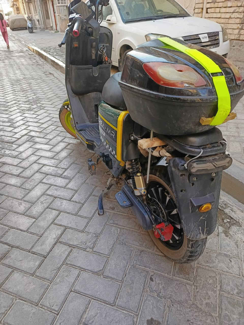 السلام عليكم
دراجة نوع كوريا MR ٦ بطاريات حجم كبير
32 امبير دراجة بلادية نظافة فول
وكفالة عامة كلشي كهربائيات شغال
تصميم ولون حلو ونادر والتايرات 
بلادية من شركة التصنيع
دراجة قوية وتفيد للمسافات البعيدة
السعر 650 الف مكاني منطقة الصليخ
واي استفسارات عن الدراجة
رقم واتساب ***********
