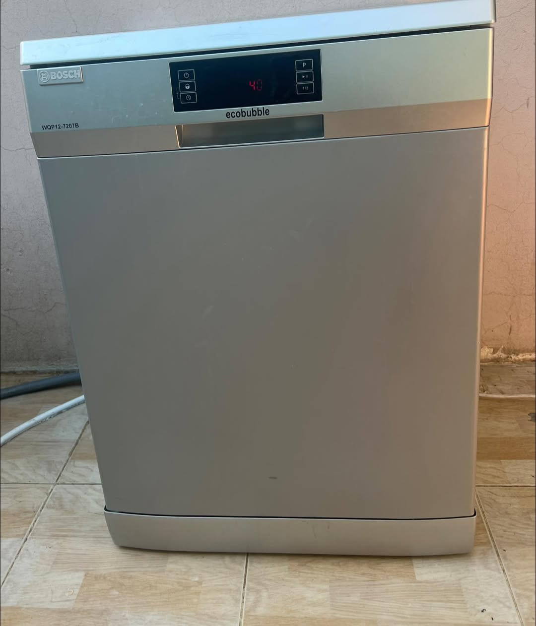 غساله صحون بوش اللماني جدا نضيفه  اي عيب ما بيه
جدا نضيف 3سلات و3 مرشات
***********
