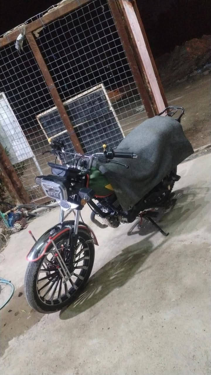 السلام عليكم ورحمه الله وبركاته
اخوان سونك 25 محرك ضاغطة وزنجيل بعده الماطور جديد على وضع الشركه بي بدايه مصفي بل صالنصه  ما مأثر تجي تفحص وين ما تريده سعره 950 مكلف بل نشر 
رقم صاحب الدراجه ***********
