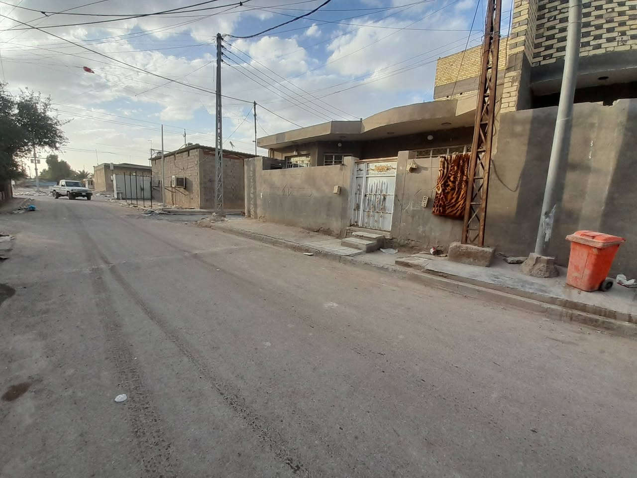 سلام عليكم بيت للبيع بل رشاد شارع التانكي قرب جامع الغركان المساحه 100متر مربع 10×10 بناء جديد صاير ركن تبليط جديد مجاري جديده ماء كهرباء جديده واقع حال مشمول بل تطويب مرقمينه  للأستفسار الاتصال على الرقم *********** بغداد, العراق
