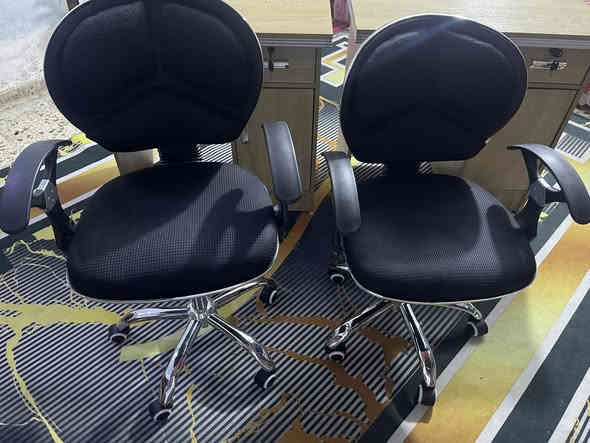 السلام عليكم ميز عدد اثنين وكراسي عدد اثنين للبيع استعمال قليل جدا للا تصال ***********
