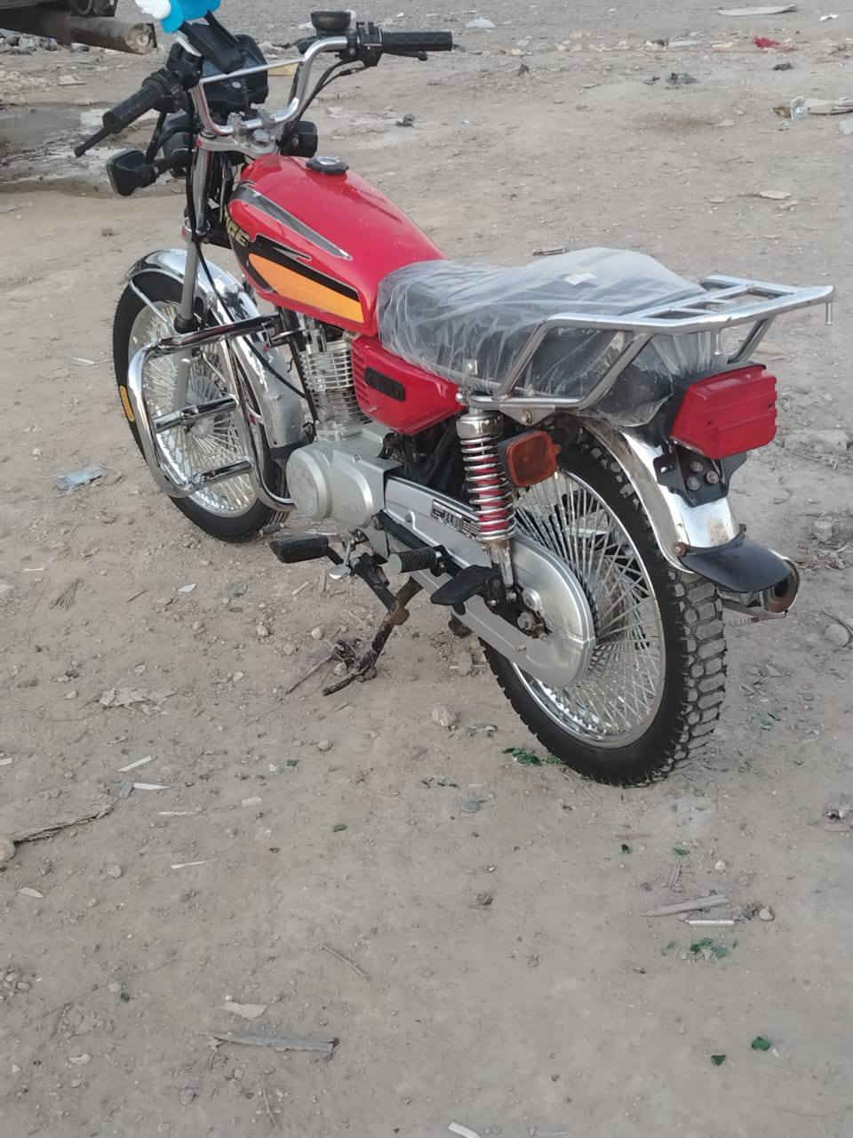 سلام عليكم دراجه للبيع نضيفه ومناسبه موديلهه 2023 مكينتهه مفتوحه لا تنقيص ولا تبخير ولا نضوخ تايرات ورة وكدام جديد توهن مشدودات بريك ورة وكدام شغالات كهربائيات كلهه جديده مازدة ام الد حته الاشاير ام الد بس ما اعرف اشبيهن فجأه طفن  السعر 400 او بيهه مجال بسيط مكانهه بغداد/***********
