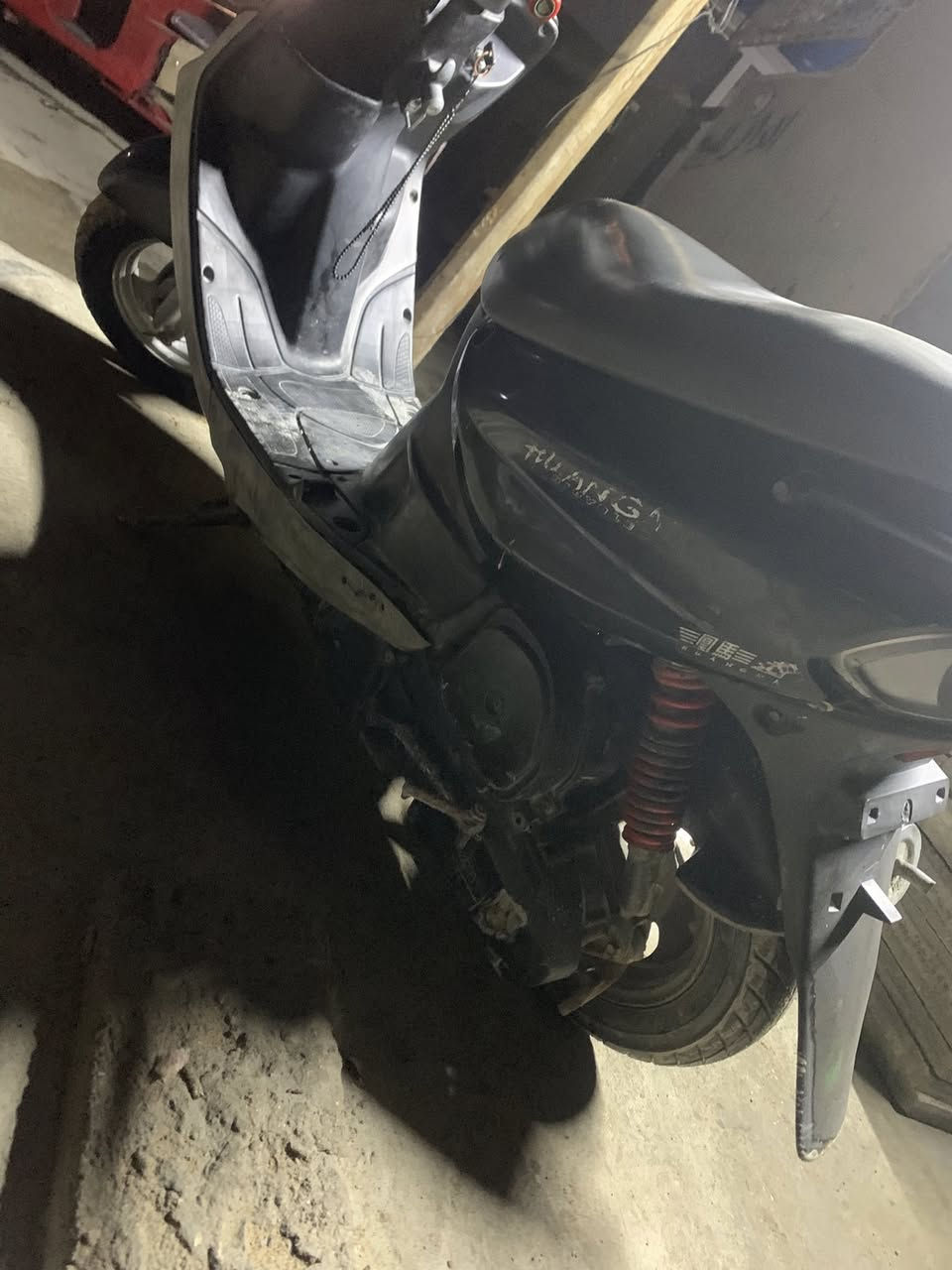 السلام عليكم دراجه البيع قجمه شخاره بس بيه ولفات دراجه جديده مكاني بغداد مدينه الصدر السعر 150 و بيه مجال الرقم ***********
