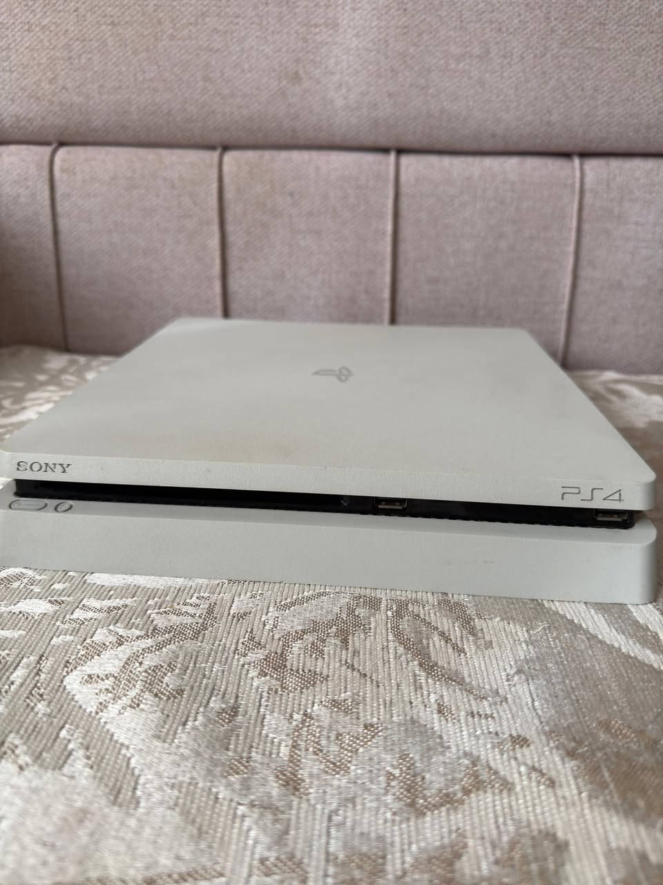 السلام عليكم،
بلي ستيشن 4 للبيع مع الاقراص الظاهرة في الصورة + قرص لعبة Far Cry 6
جهاز نظيف وكل شغلاته اصلية من كيبلات ويدة وايرليس 
ذاكرة 512GB 
السعر 300,000 وبيه مجال


**إذا كنت صاحب هذا الإعلان وتريد حذفه لأي سبب، رجاءا أرسل رسالة إلى الدعم الفني**