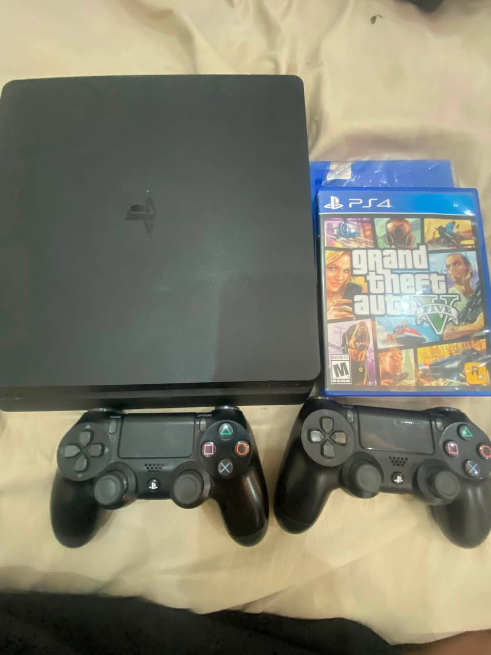 بلي فور للبيع الله شاهد جهاز نضيف على ايدي مفتوح تنضيف فقط شرط الفحص ويه فيفا 16 و gta5 ويا ملحقاته الاصليه كامله ويا بدأت ثنين وحده شغاله قيم واخذ المكان بغداد المنصور للاستفسار وتساب فقط ***********

