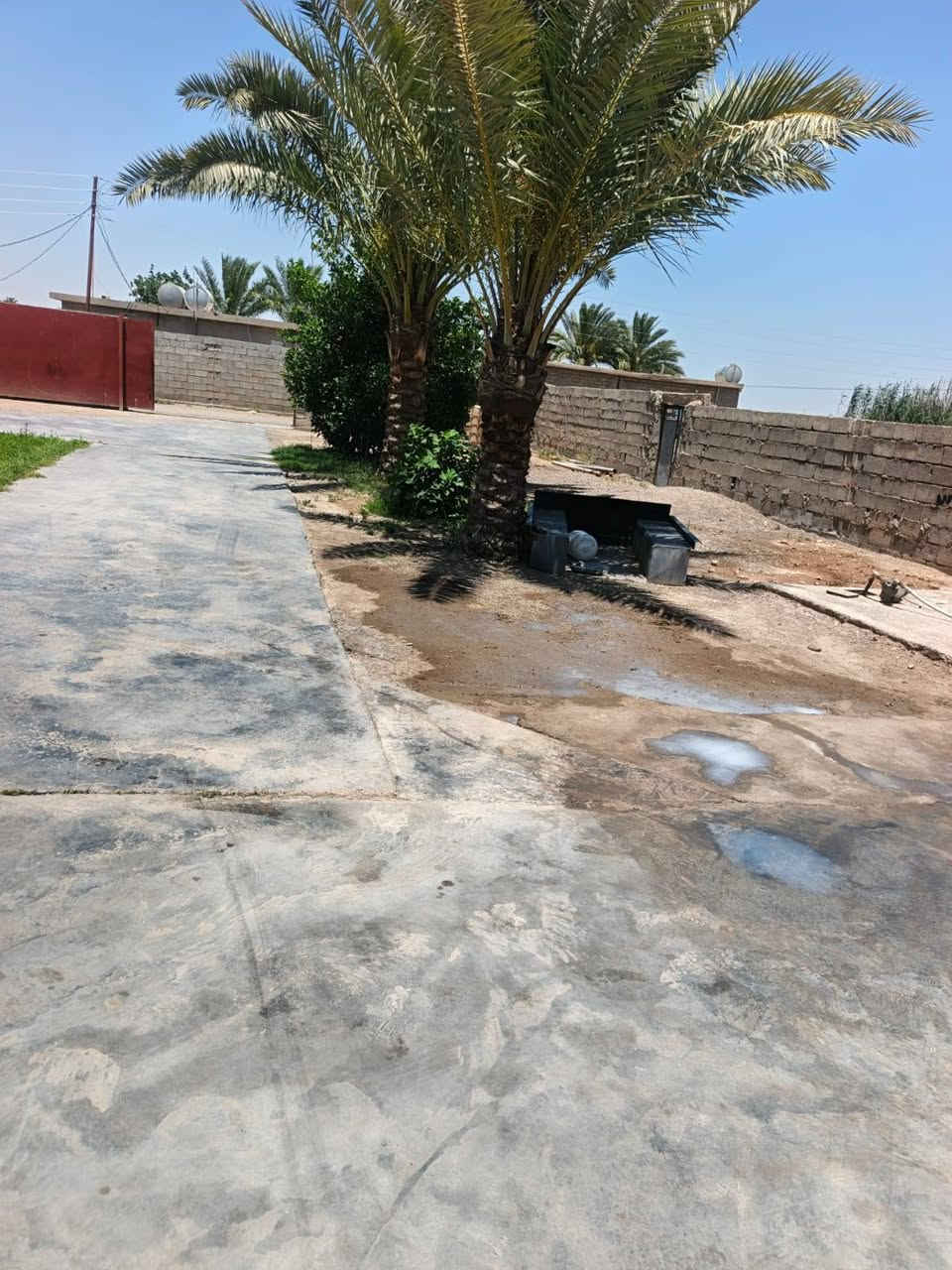 بيت للبيع في منطقة العباسيه سموم مكون من غرفتين نوم ومطبخ وصاله وديوانيه وحمامات ثنين ومساحه الكليه 1250متر للاستفسار اتصال على الرقم ***********
