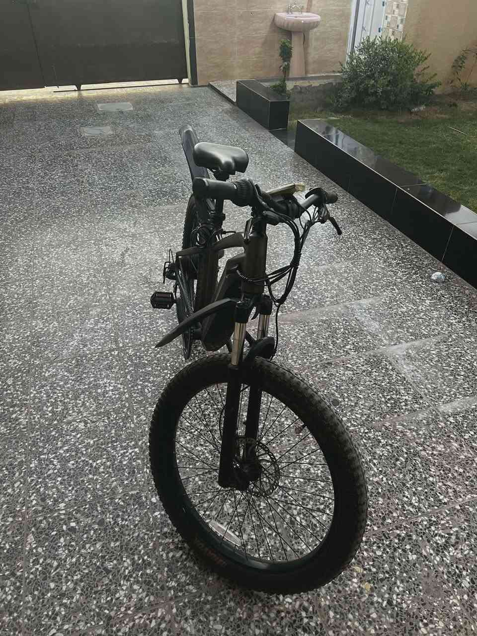 (السلام عليكم شباب) بايك شحن نوع جبلي(Electric Mountain Bike / E-Bike)(نوع البطاريه ليثيوم ايون) الـv48 السرعه 40 مستعمل نضيف جدا (السعر 650)وبيه مجال اي استفسار خاص او واتساب ***********
