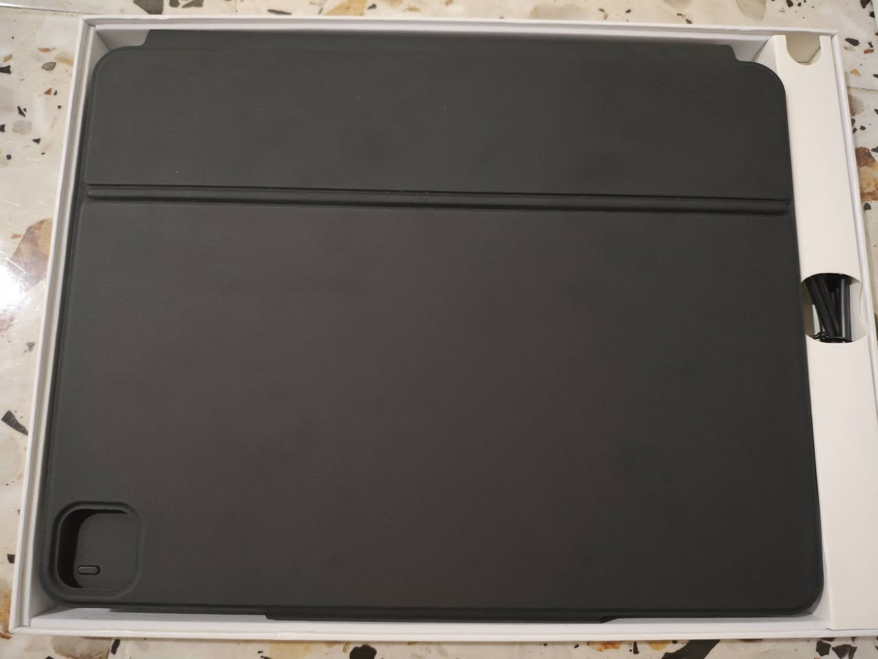 الإصدار من حافظة الكيبورد (Tecurs KC007) مخصص ومصمم خصيصاً لأجهزة iPad Pro مقاس 12.9 إنش من شركة آبل.الحافظة تتوافق تحديداً مع الأجيال التالية من الآيباد:iPad Pro 12.9 (الجيل السادس 2022): الموديلات (A2436, A2437, A2764, A2766).iPad Pro 12.9 (الجيل الخامس 2021): الموديلات (A2378, A2379, A2461, A2462).iPad Pro 12.9 (الجيل الرابع 2020): الموديلات (A2229, A2069, A2232, A2233).iPad Pro 12.9 (الجيل الثالث 2018): الموديلات (A1876, A2014, A1895, A1983


**إذا كنت صاحب هذا الإعلان وتريد حذفه لأي سبب، رجاءا أرسل رسالة إلى الدعم الفني**