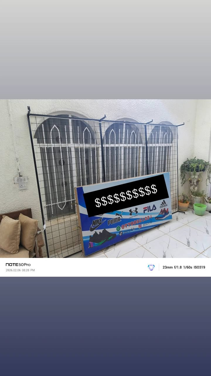 السلام عليكم للبيع شبجة ترهم ديكور المحل ملابس او محل احذية وكل المحلات تعلك بيها كلشي وبيها اناره لد اصلي 10 امتار والشبجة حجمها عرض3متر وارتفاع 2متر ولوحة اعلانية قياس متر × مترين كامله مكمله بس تشلع البوستر وتطبع جديد وتشد وبيها 4 شمعات للبيع ***********
