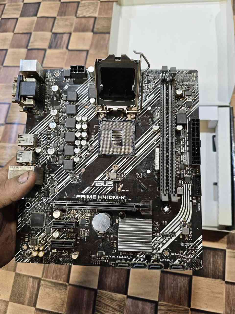 مذر بورد كوراي الجيل العاشر
اسمه PRIME H410M-K
بدون معالج بس مذر بورد 
سعره 75 الف 
مكاني البصره الزير المربد الجديد 
رقمي ***********
