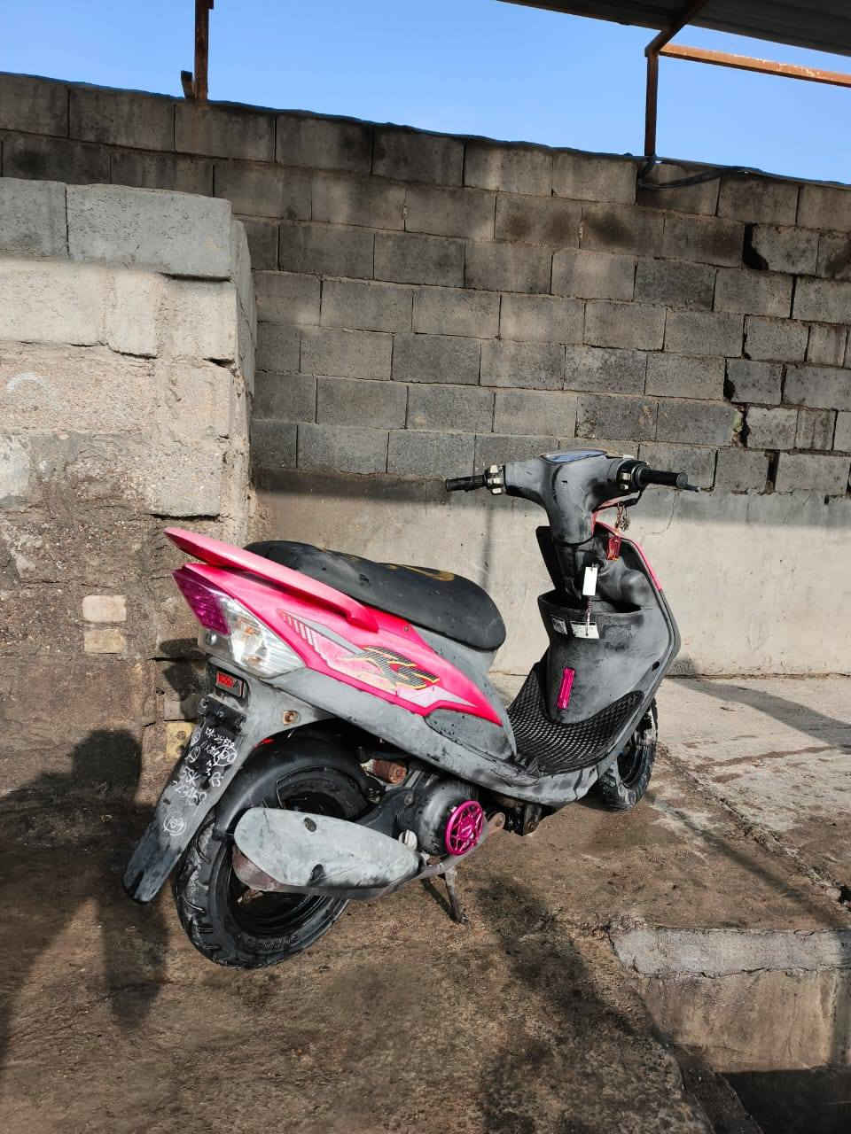 السلام عليكم شباب اخواني دراجه ماكس عدله حاويه نازله صارله شهر ونص دراجه كفاله من التاير للتأير دراجه مابيه اي عيب  مكاني بصره واتساب ***********  كفر ختم واحد وي المكينه والشاصي
