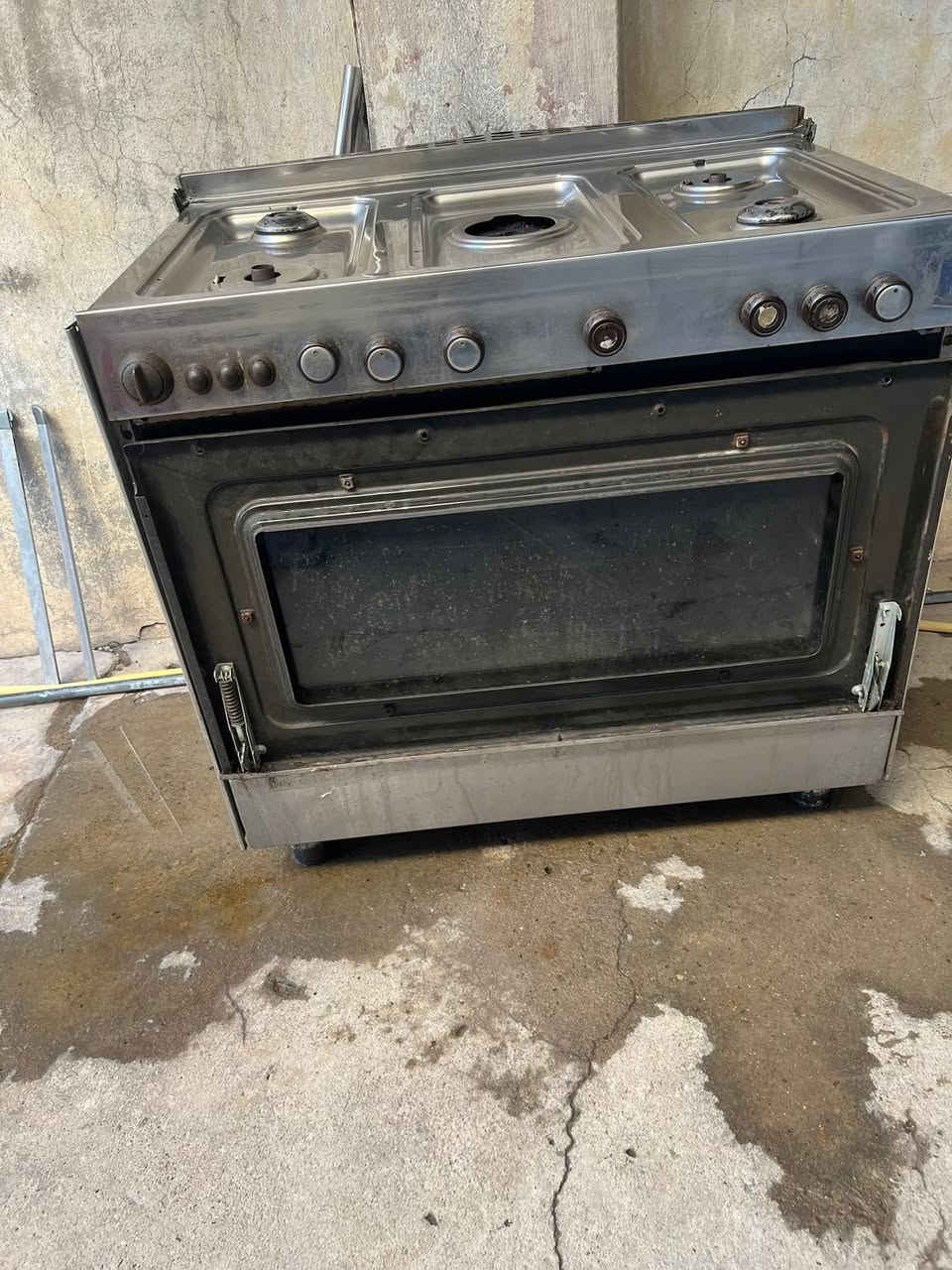 طباخ كله شغال
بس يراد برغي جهة وحدة العين الفوك مال فرن 
وباب الفرن تتبدل 
ب٧٠


**إذا كنت صاحب هذا الإعلان وتريد حذفه لأي سبب، رجاءا أرسل رسالة إلى الدعم الفني**