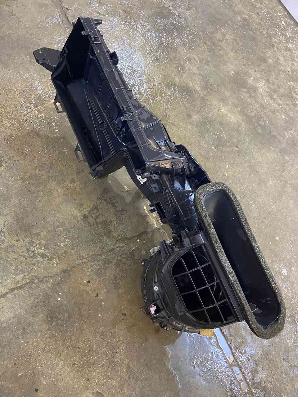 السلام عليكم غراض كوماندر ولاريدو للبيع قيم واخذ كله اصلي تفصيخ جديد العنوان بغداد السيديه 
***********
