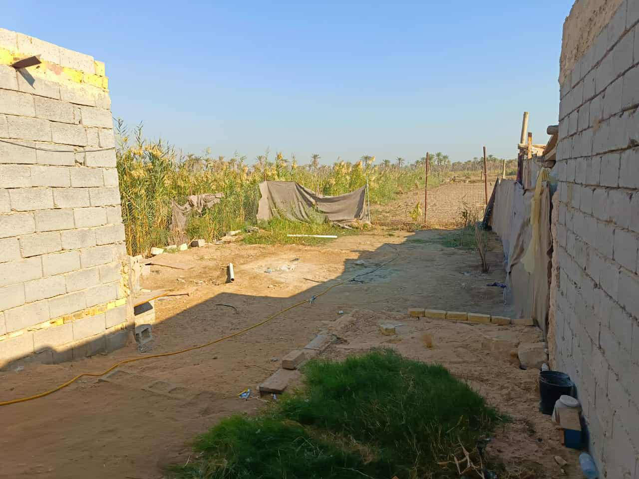 كاع للبيع مساحته 500متر بيها بيتين /البيت الاول بي غرفتين ومطبخ وصاله وصحيات وحديقه اماميه وحديقه خلفيه البيت الثاني بي غرفه ومطبخ وصحيات /واجهت الكاع ١٧متر /طابو زراعي /موقعها الحيره عل طريق الصنين/سعر 35وقابل للتفاوض/رقم الهاتف***********
