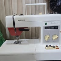 مكينة برذر ياباني للبيع مع كامل ملحقاتها  تحتوي على علبة ١٤ تطريز وجها...